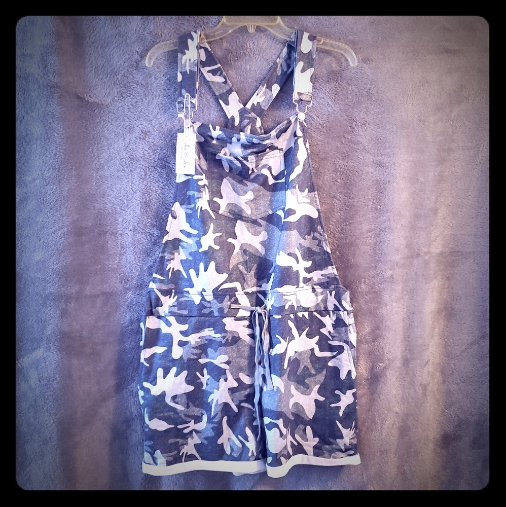 Women's camo overall shorts size m like new she&sho